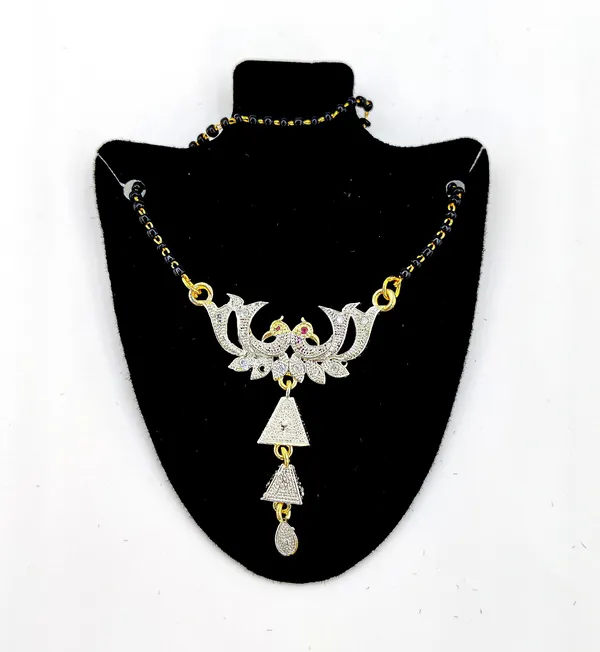 https://d1311wbk6unapo.cloudfront.net/NushopCatalogue/tr:f-webp,w-600,fo-auto/SMC-MANGALSUTRA 8_1677224754079_hz8qxd3lwodmp2f.jpg